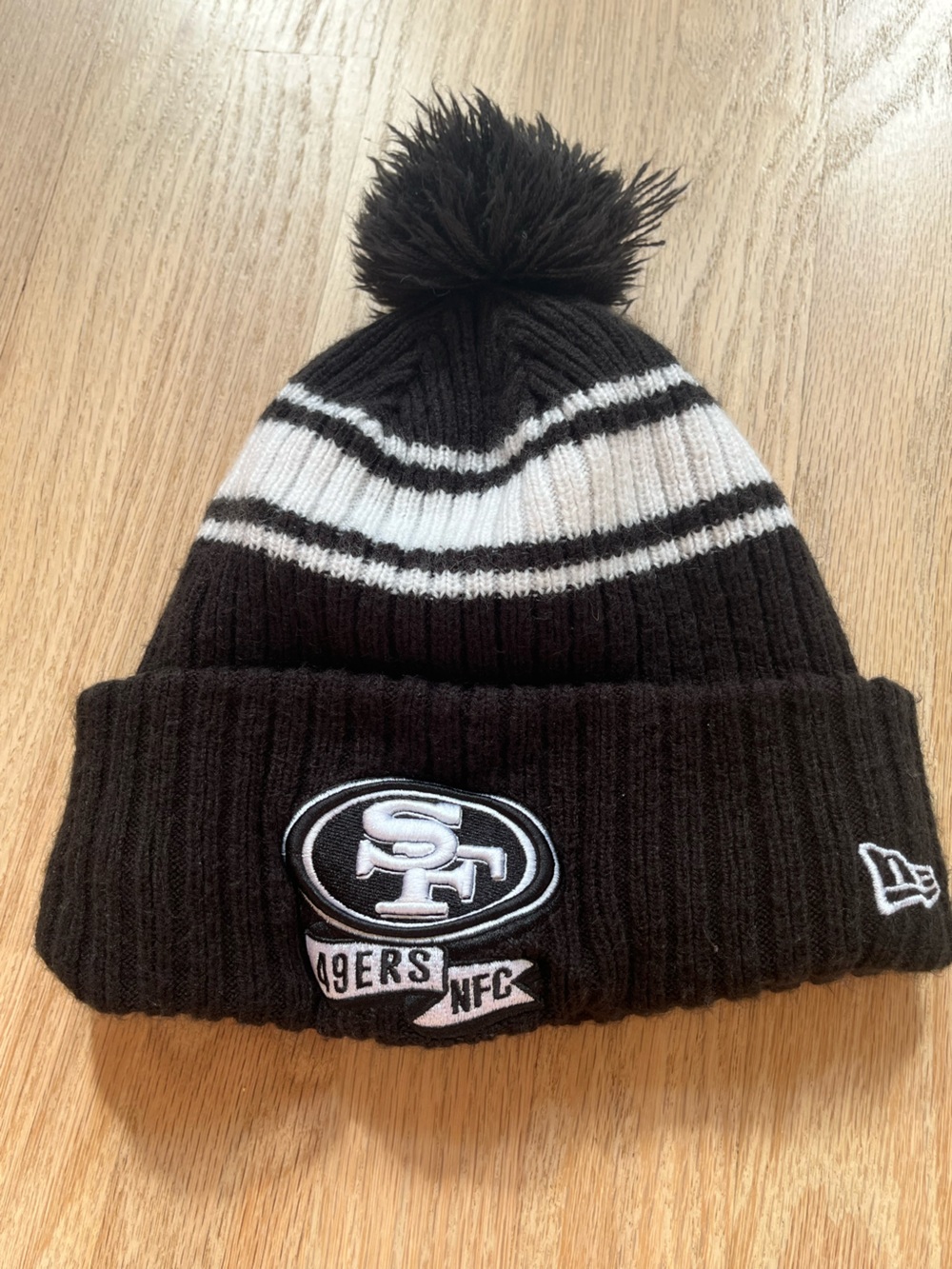 New Era San Francisco 49ers On-Field Sport Knit Pom Beanie Hat Black White